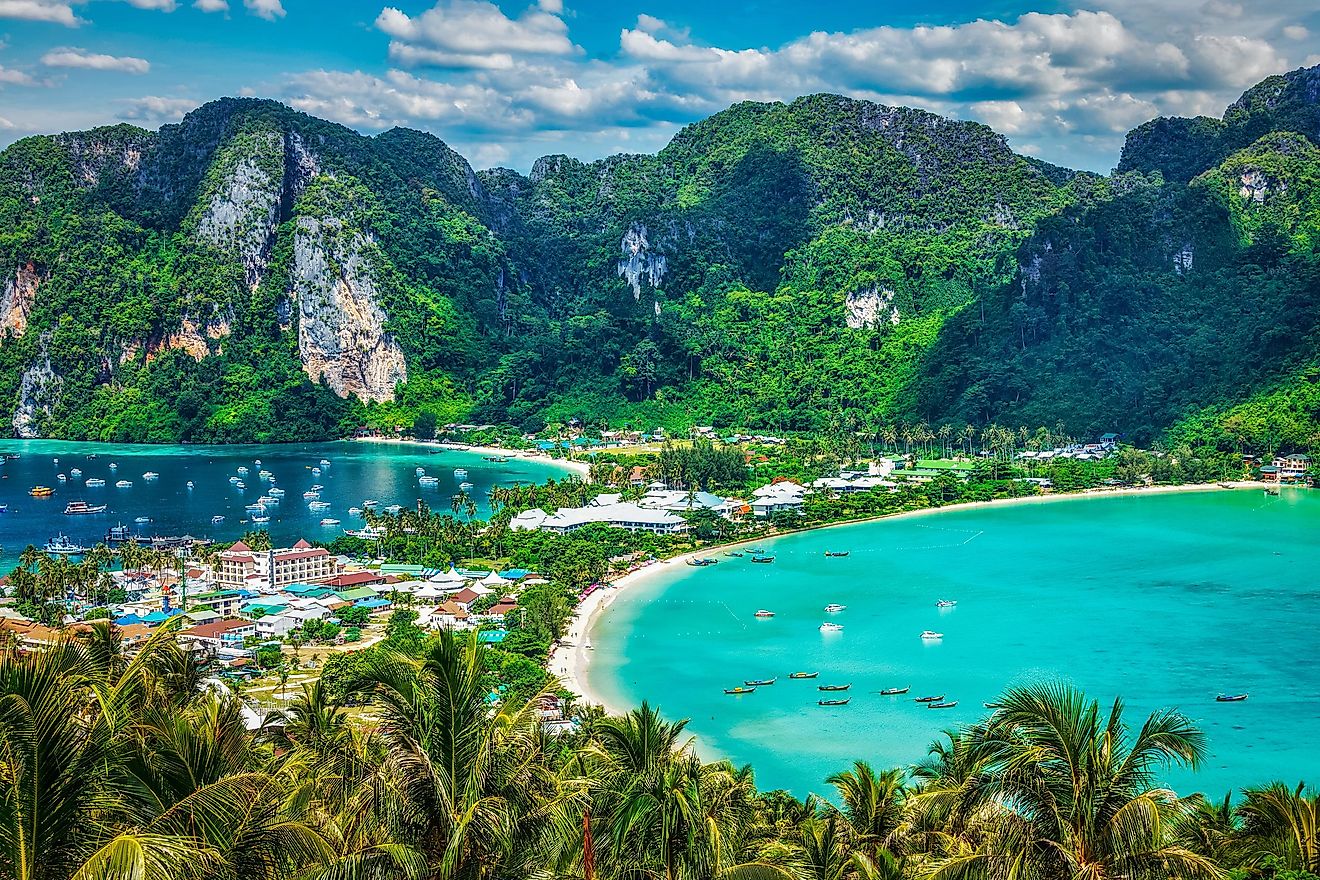 The spectacular natural scenery of Phi Phi island attract tourists from far and wide.