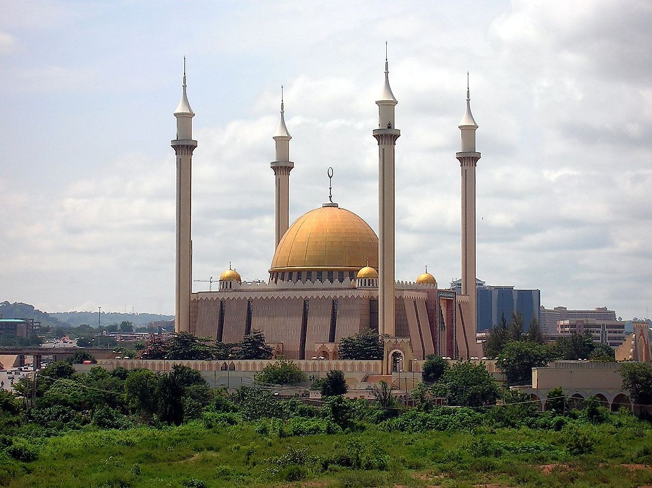 Abuja National Mosque in Nigeria. Image credit: Shiraz Chakera/Wikimedia.org