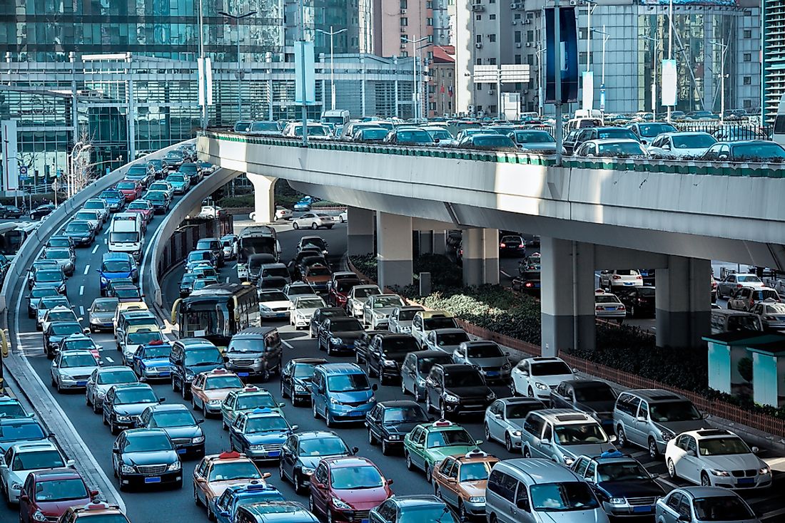 In many large cities, traffic congestion is a major problem. 