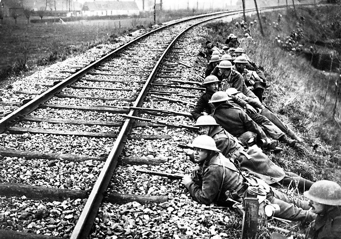 British troops defending railway line during Operation Georgette, April 1918.