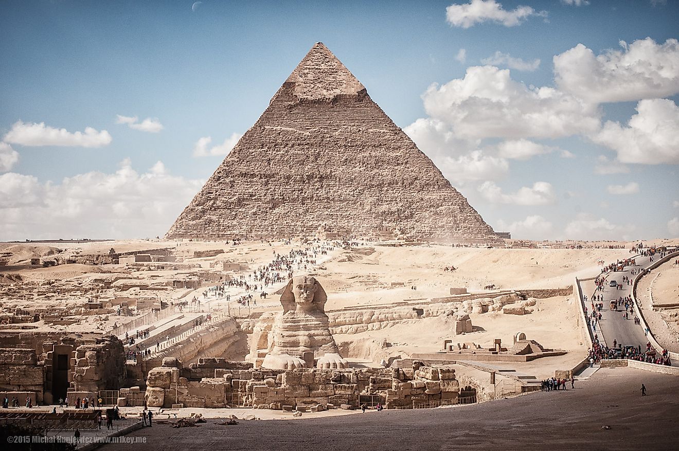 The Pyramid of Khafre in the backdrop and the  Great Sphinx of Giza outside it.