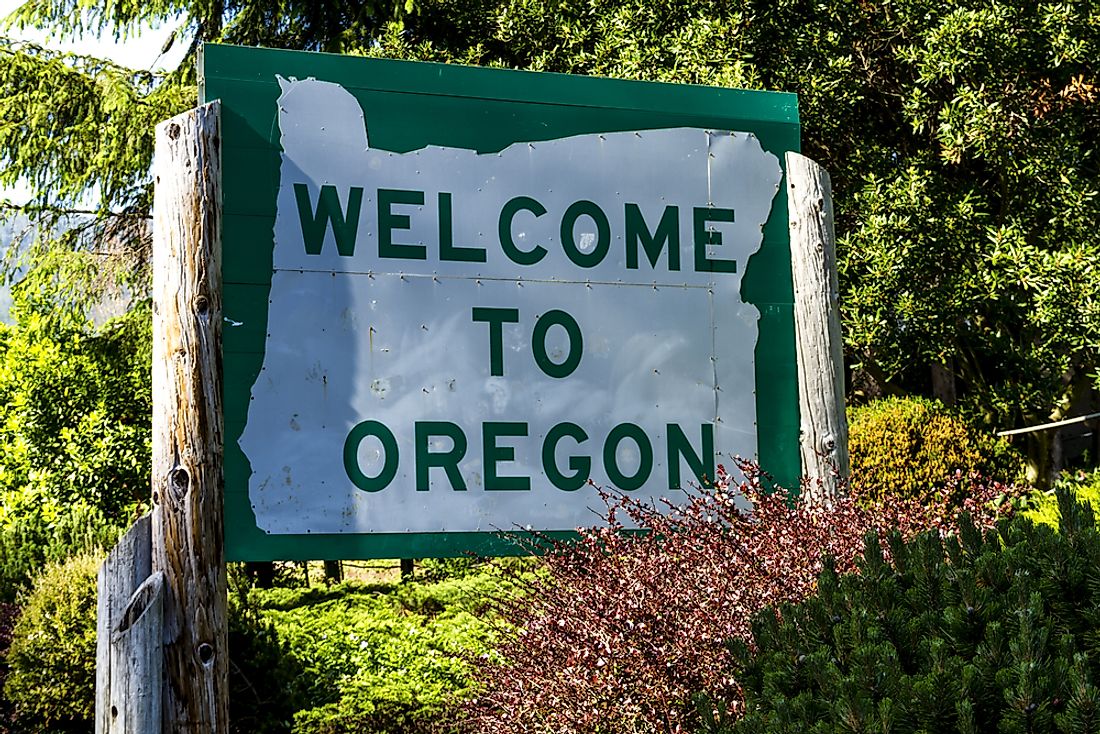 A sign welcoming visitors to Oregon. 