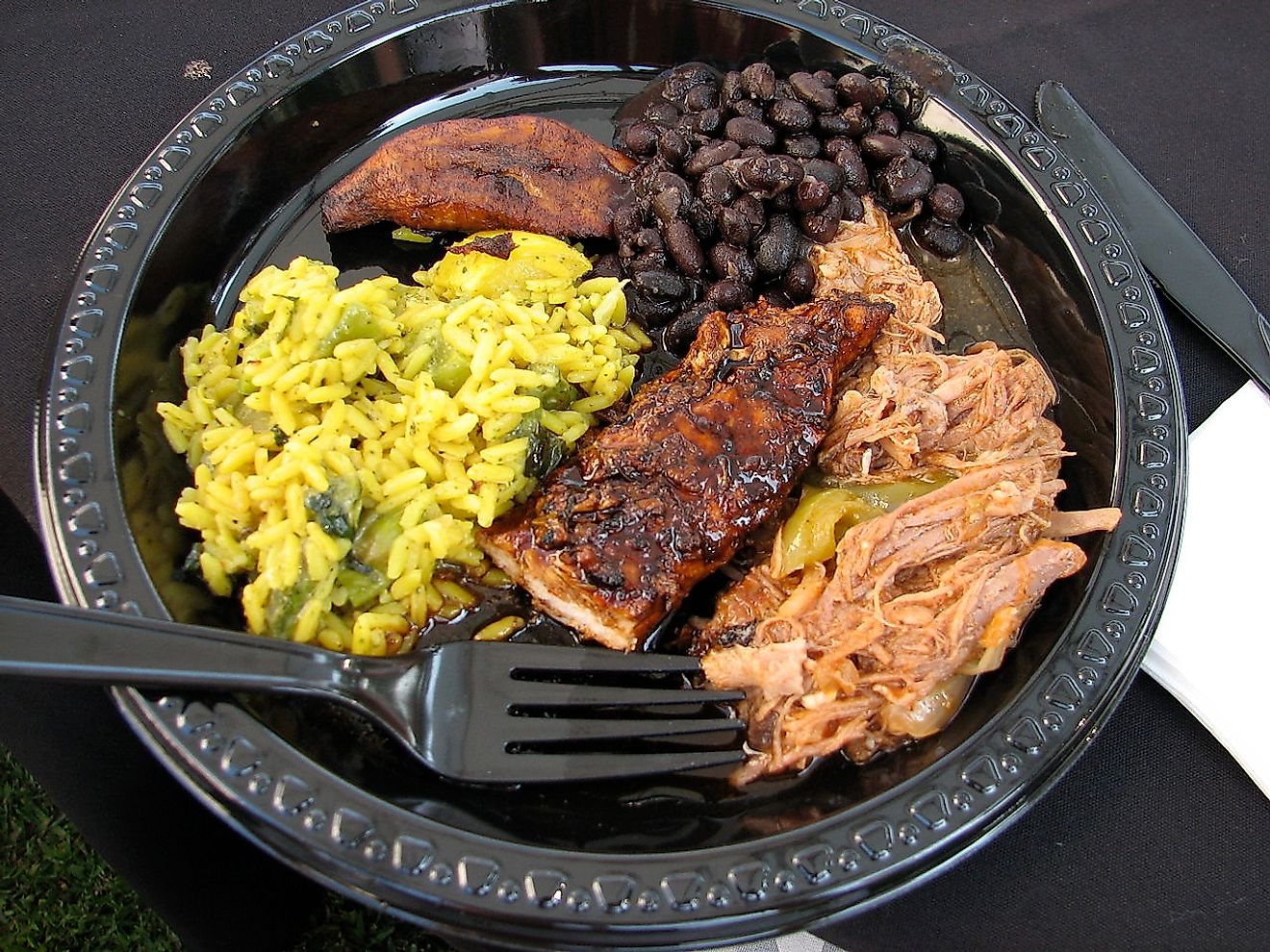 A typical Cuban dinner - Shredded beef, jerk chicken, black beans and plantains. Image credit: Mulling it Over/Wikimedia.org
