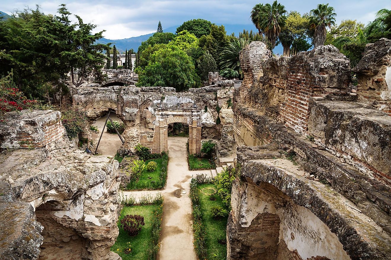 View to ruins in Hermano Pedro - Loes Kieboom / Shutterstock.com