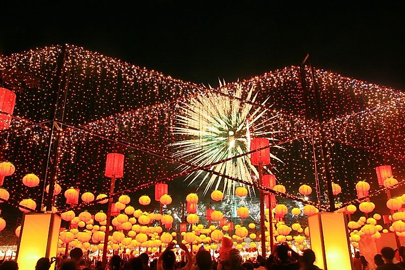 Fireworks and lanterns light up the Formosan night sky during Táiwān Dēnghuì.