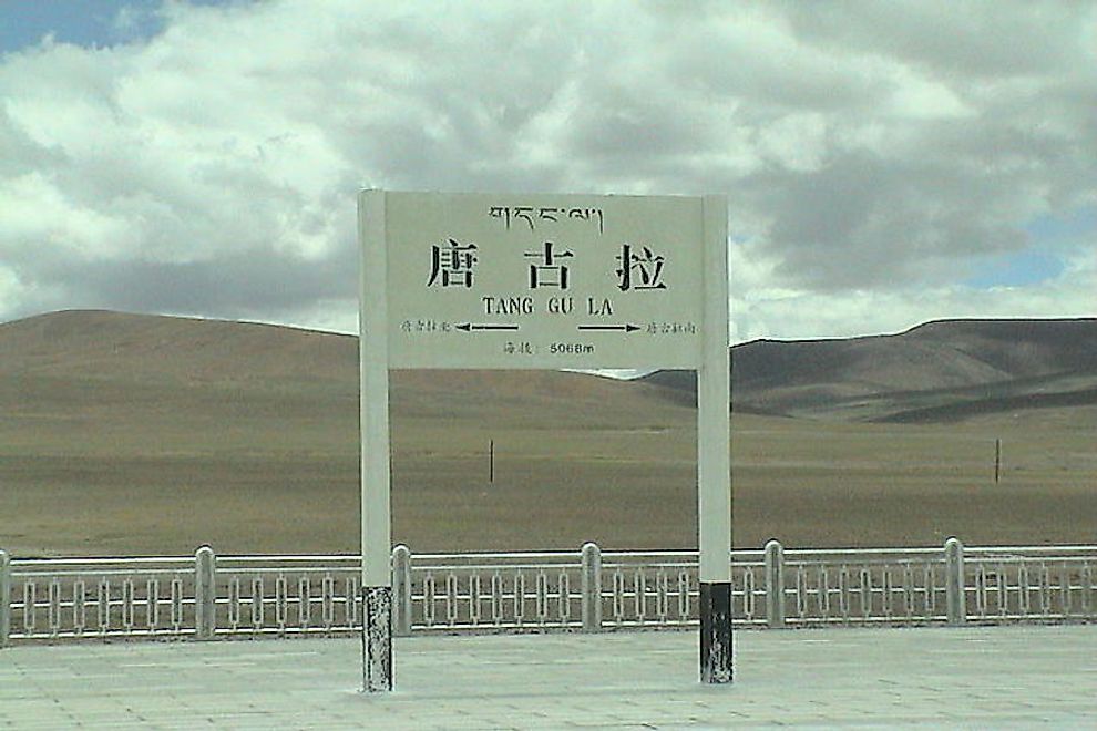 A signboard of the Tanggula (Dangla) Railway Station in Tibet.