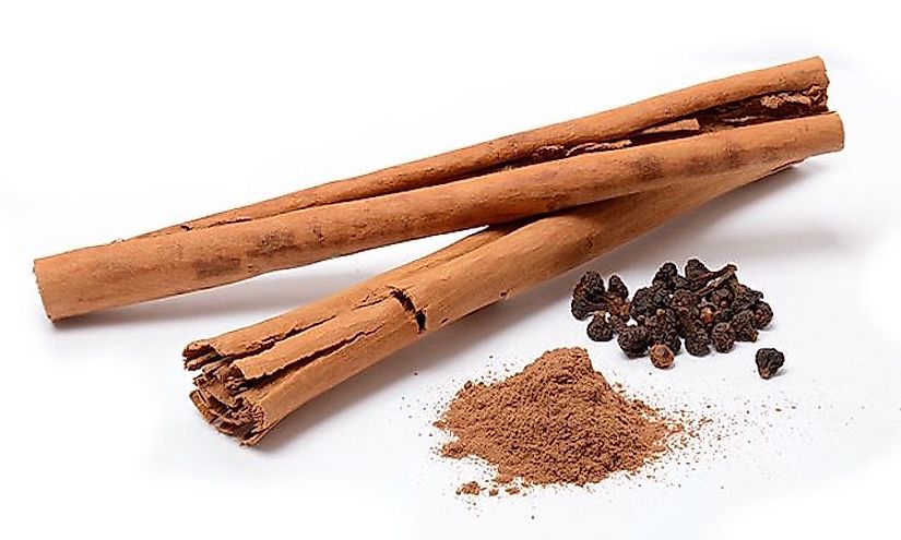 Cinnamon sticks (ceylon cinnamon from Sri Lanka), powder, and flowers.