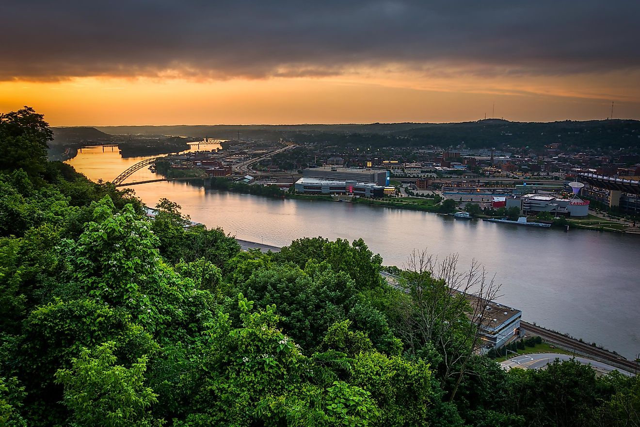 The Ohio River is located in the midwestern United States and is 981 miles long.