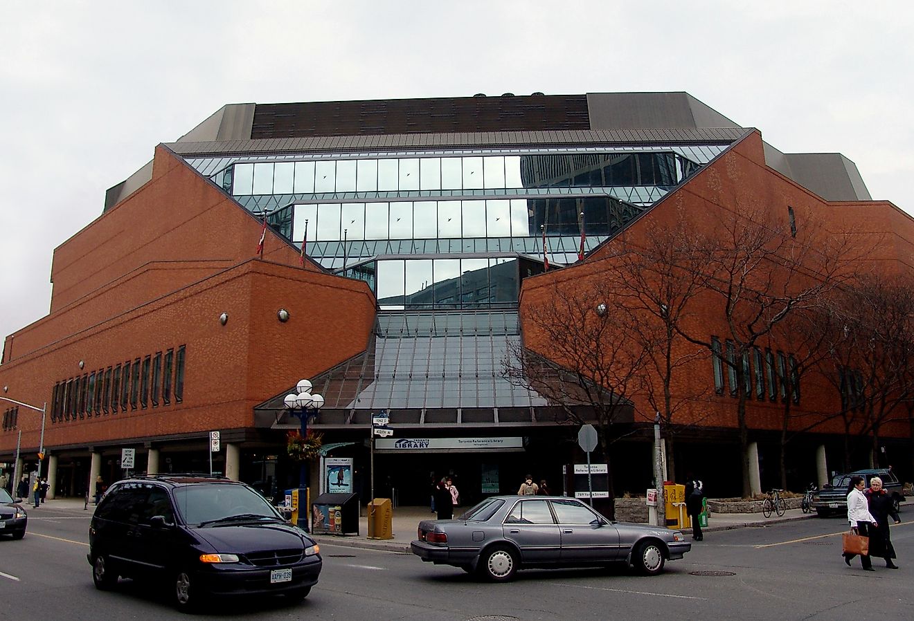 The front entrance and exterior of the Toronto Reference Library in Toronto, Ontario. Image credit: Michael Stephens/Wikimedia.org