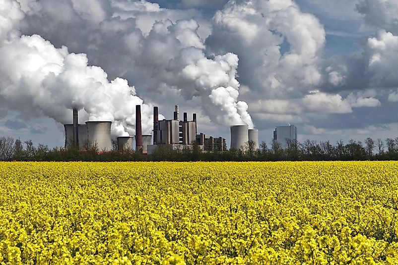 A coal-fired power station spews carbon dioxide-laden smoke into the air.
