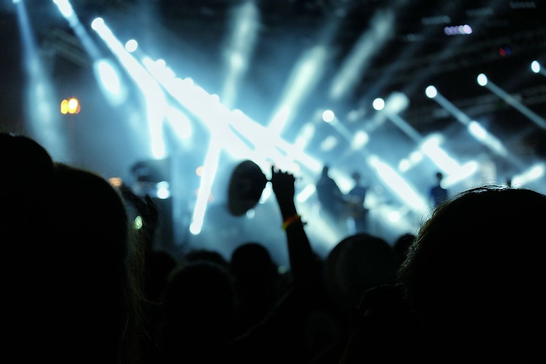 Concerts of popular musicians often attract large crowds. 