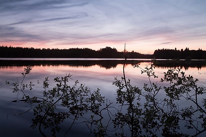 Peaceful scene along the Dalälven River at sunset.