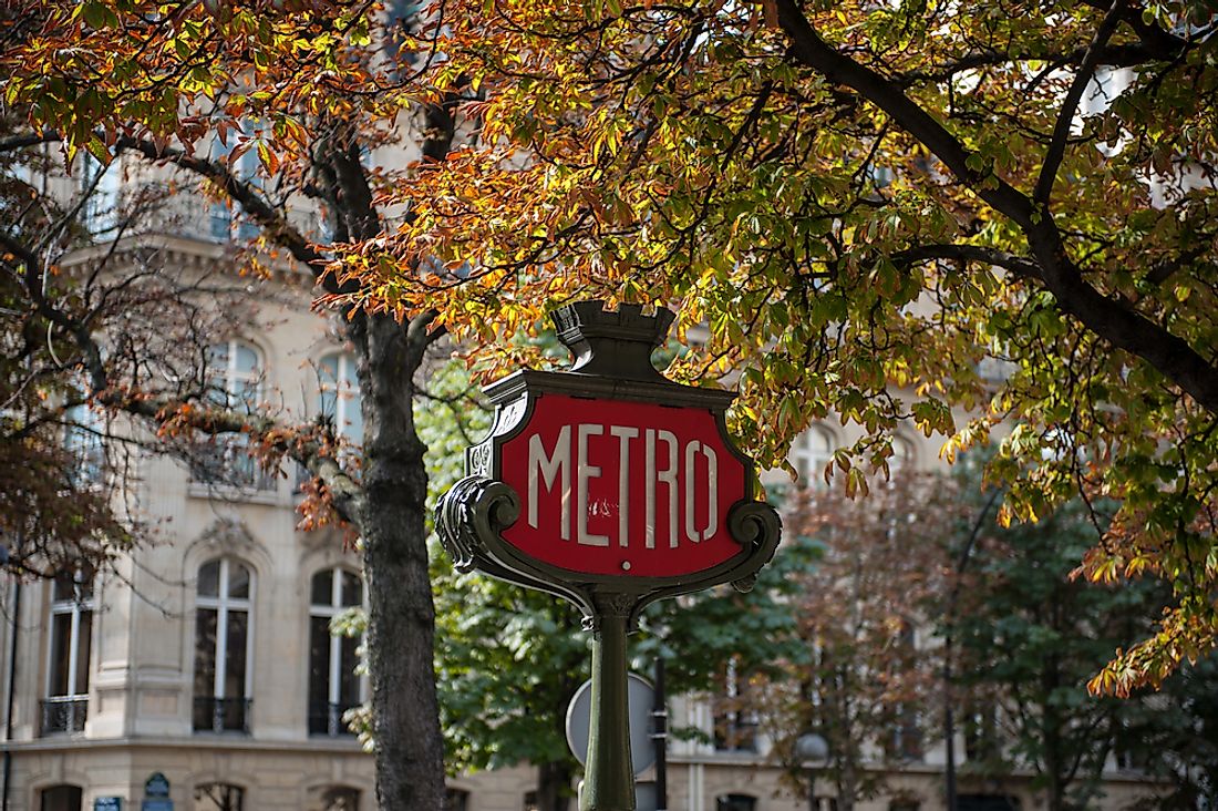 A sign indicating the Parisian metro. 