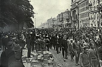 What Was the Difference Between the Bolsheviks and the Mensheviks?
