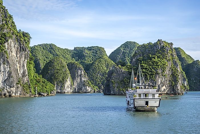 Ha Long Bay, Vietnam: Unique Places around the World