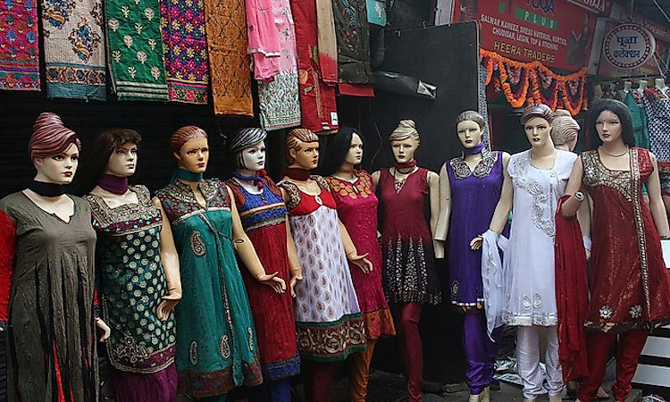 what the traditional types of indian clothing