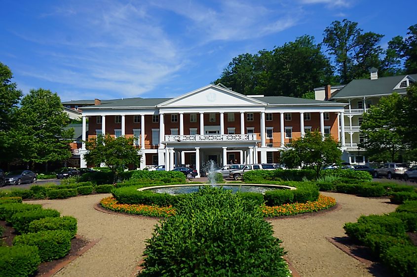 Facade of the Omni Bedford Spring Resort hotel in Bedford, Pennsylvania.