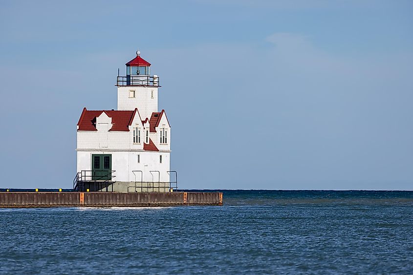 Kewaunee Pierhead Lighthouse, a charming lighthouse situated on a breakwater along the shores of Lake Michigan.