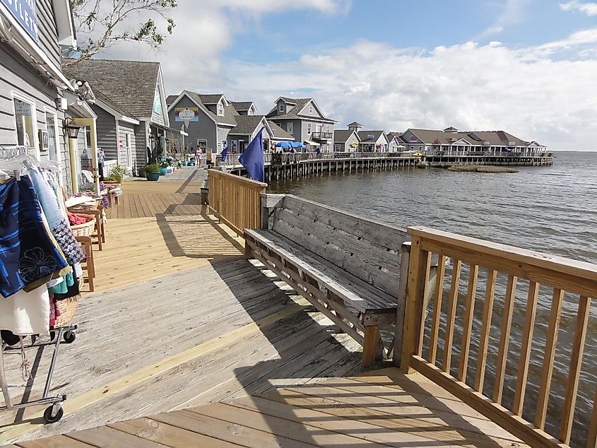 A look at the quaint town of Duck and it's shops on the water. Editorial credit: Sharkshock / Shutterstock.com