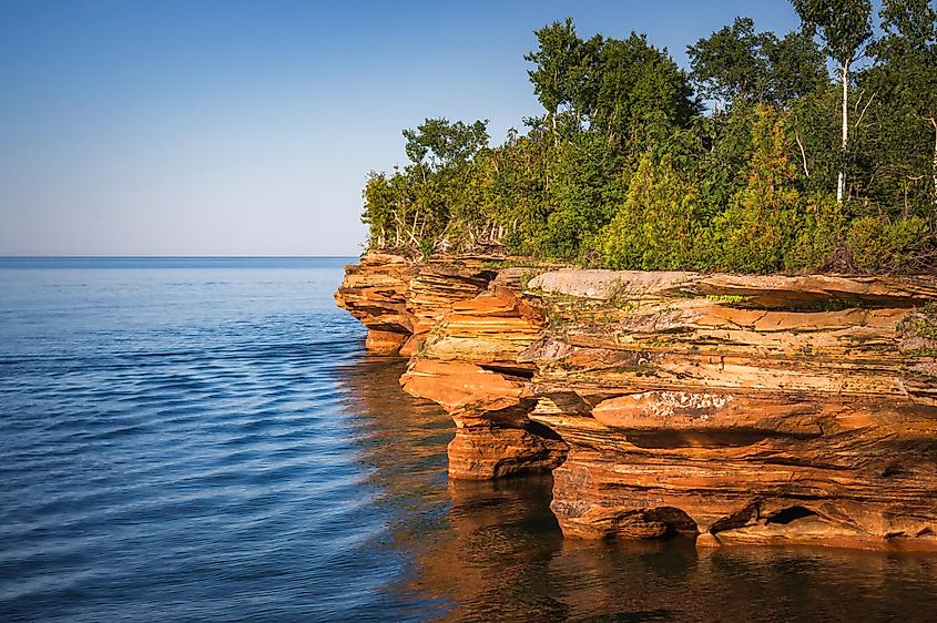  The sea caves on Devil's Island in the Apostle Islands National Lakeshore, Lake Superior, Wisconsin, showcase stunning natural rock formations carved by the lake's waters.