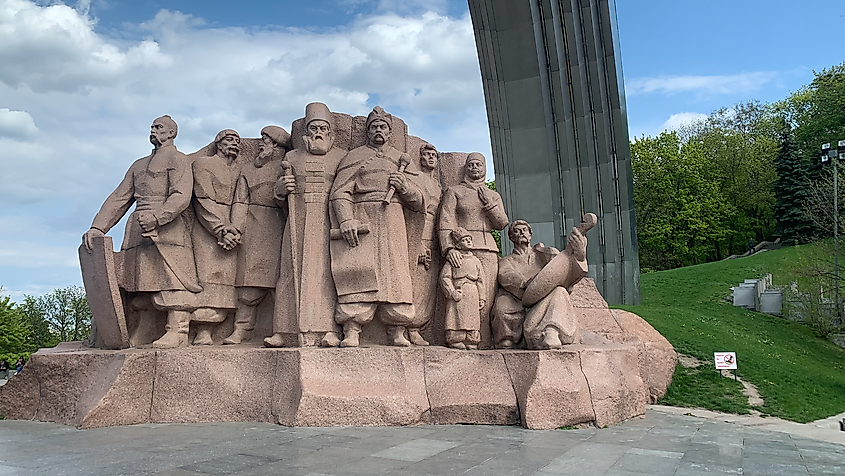 A monument to the Pereiaslav Council by Kapitan.me, CC BY-SA 4.0, via Wikimedia Commons