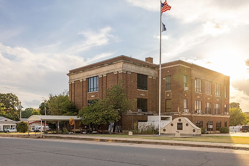 The McIntosh County Courthouse in Eufaula, Oklahoma, USA.