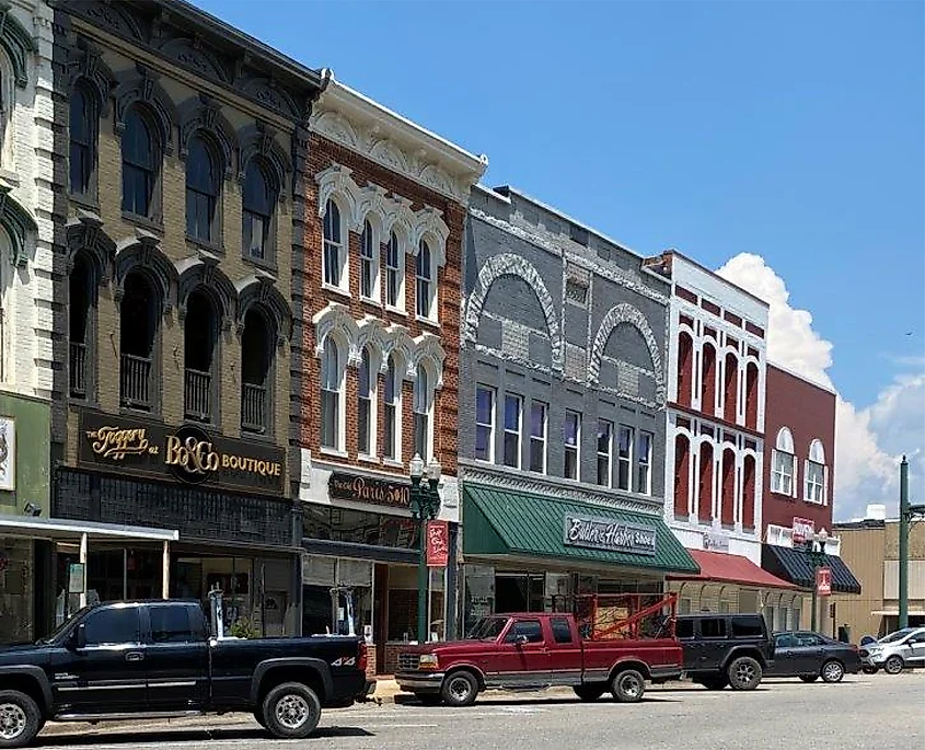 A street and cars parked in Downtown Paris, Tennessee