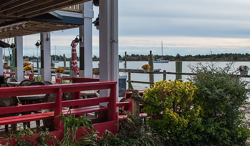 Downtown Beaufort North Carolina - Restaurants, waterfront dining, wine and coffee, scenes from the historic waterfront city