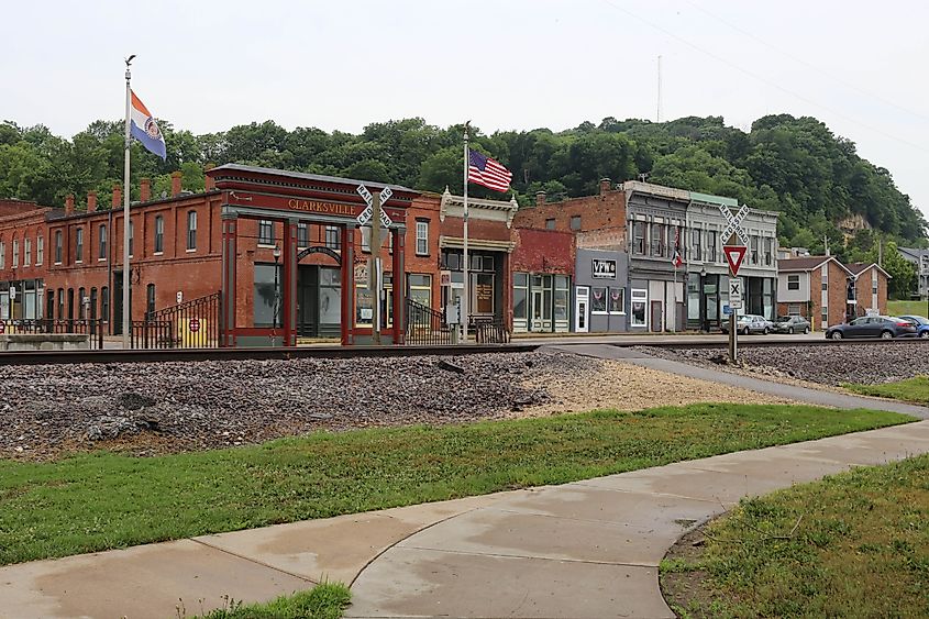 Clarksville, Missouri, By Paul Sableman - Clarksville, MO, CC BY 2.0, File:Clarksville, MO (41926311685).jpg - Wikimedia Commons