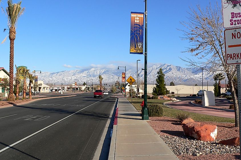 Street view near city hall, Mesquite, Nevada, By Stan Shebs, CC BY-SA 3.0, File:Mesquite Nevada 2.jpg - Wikimedia Commons