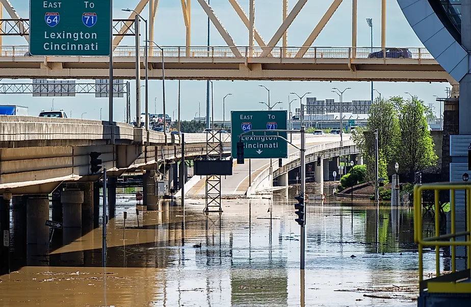 Ohio River waterfront after 7-10 inches of rain fell in a 100 hr period. View down River Rd approaching the entrance ramp to I-64 under the yellow Second Street Bridge. Editorial credit: Mike Worley Photos / Shutterstock.com