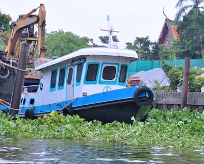blue tug boat