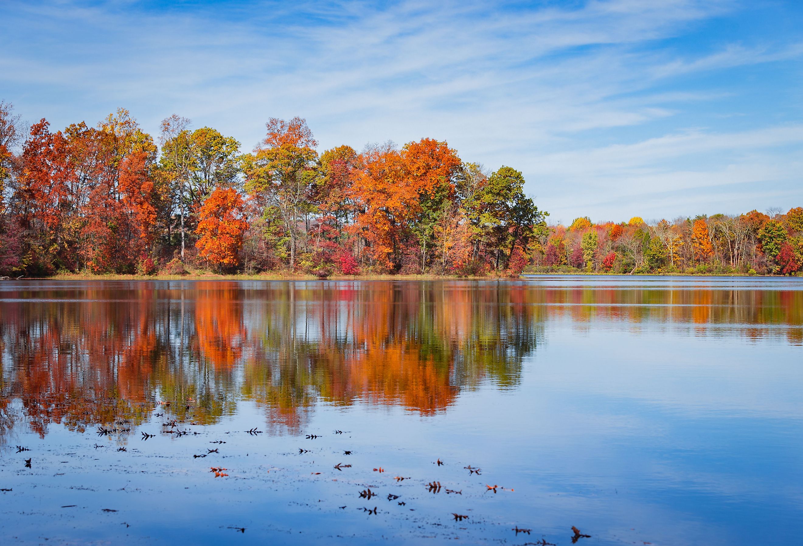 Lake Little Brittle in Warrenton, VA in autumn. 