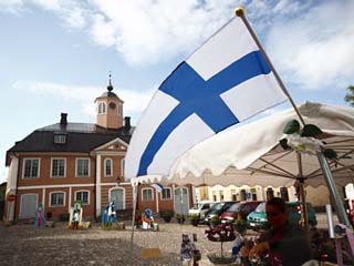 Finnish Flag and Medieval Town Hall, Old Town Square, Porvoo, Uusimaa, Finland, Scandinavia, Europe