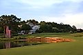 Old Waverly's 18th hole and clubhouse. By SouthernGrind, CC BY-SA 3.0, Wikimedia Commons.
