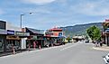 Queen Street, the main street of Richmond in New Zealand. By Mattinbgn (talk · contribs) - Own work, CC BY 3.0, https://commons.wikimedia.org/w/index.php?curid=17735271