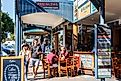 Byron Bay, Australia: People walking past and sitting in coffee shop.