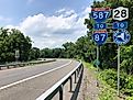 View west along Interstate 587 and New York State Route 28 (Colonel Chandler Drive) just west of New York State Route 32 (Albany Avenue/Broadway) in Kingston, Ulster County, New York, By Famartin - Own work, https://creativecommons.org/licenses/by-sa/4.0,
