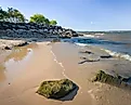 A beach photo at the lake Eufaula, Oklahoma. Visitors can rent tritoon boats, pontoons, tubes, houseboats, and ski boats. Credit: M.Curtis/Shutterstock.com