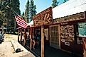 Jones Store in Bass Lake, California (Guywelch2000, CC0, via Wikimedia Commons)