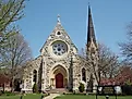 Trinity Episcopal Cathedral Davenport, Iowa in the spring. By Farragutful, CC BY-SA 4.0, via Wikimedia Commons