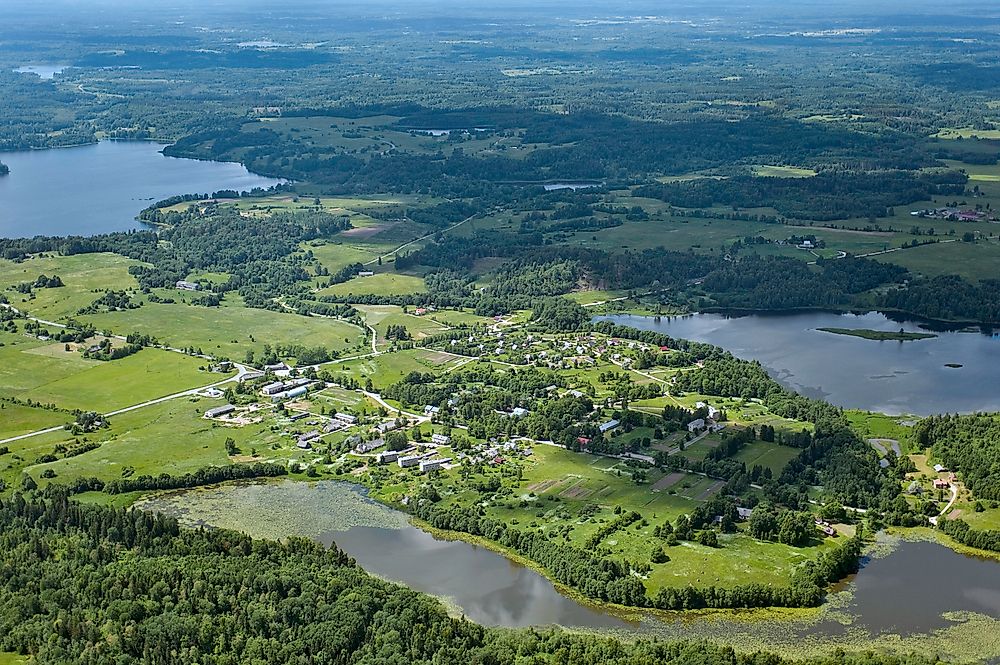 which country has the second most lakes in the world