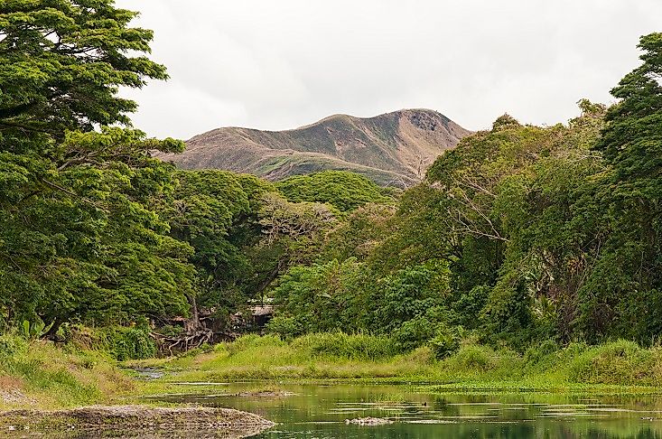 Where Does Mount Makarakomburu Rise?