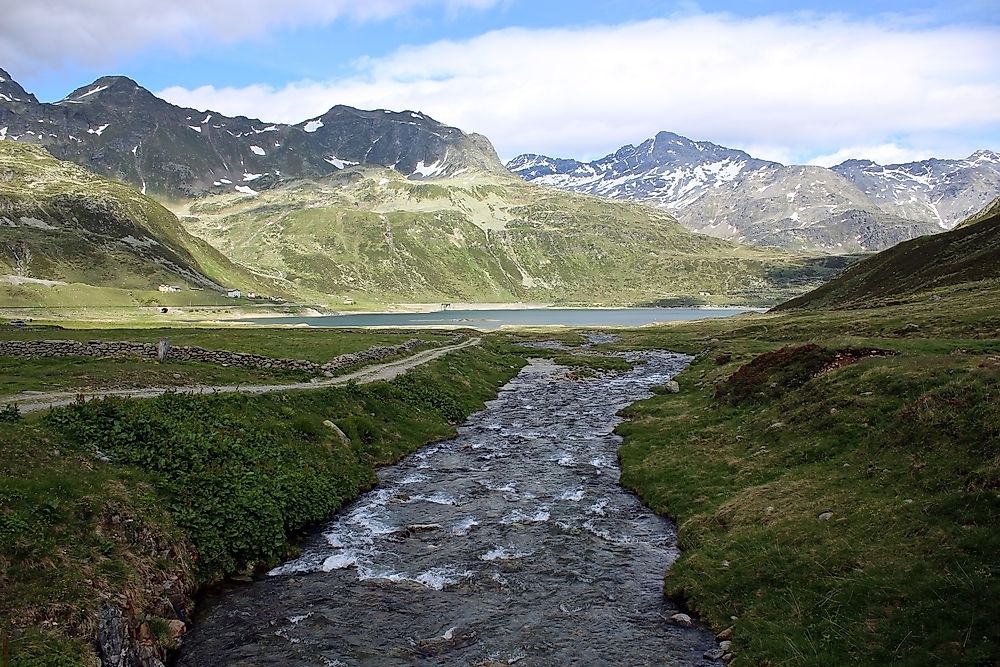 What Are The Differences Between A River And A Creek?