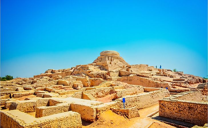 Where Are The Ancient Archeological Sites Of Mohenjo Daro And Harappa Located?