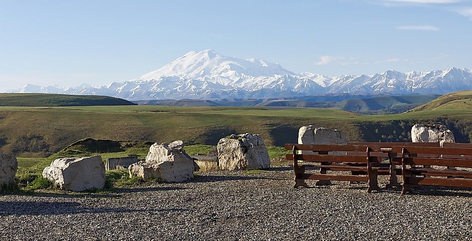 Where Does Mount Elbrus Rise?