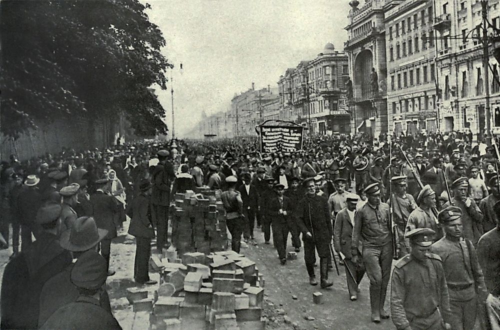 What Was the Difference Between the Bolsheviks and the Mensheviks?