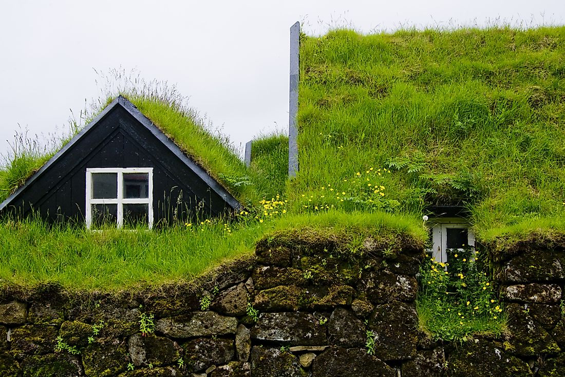 Зеленая крыша читать. Экстенсивная зеленая кровля. Дерновый дом Исландия. Мох на крыше. Зеленая крыша.