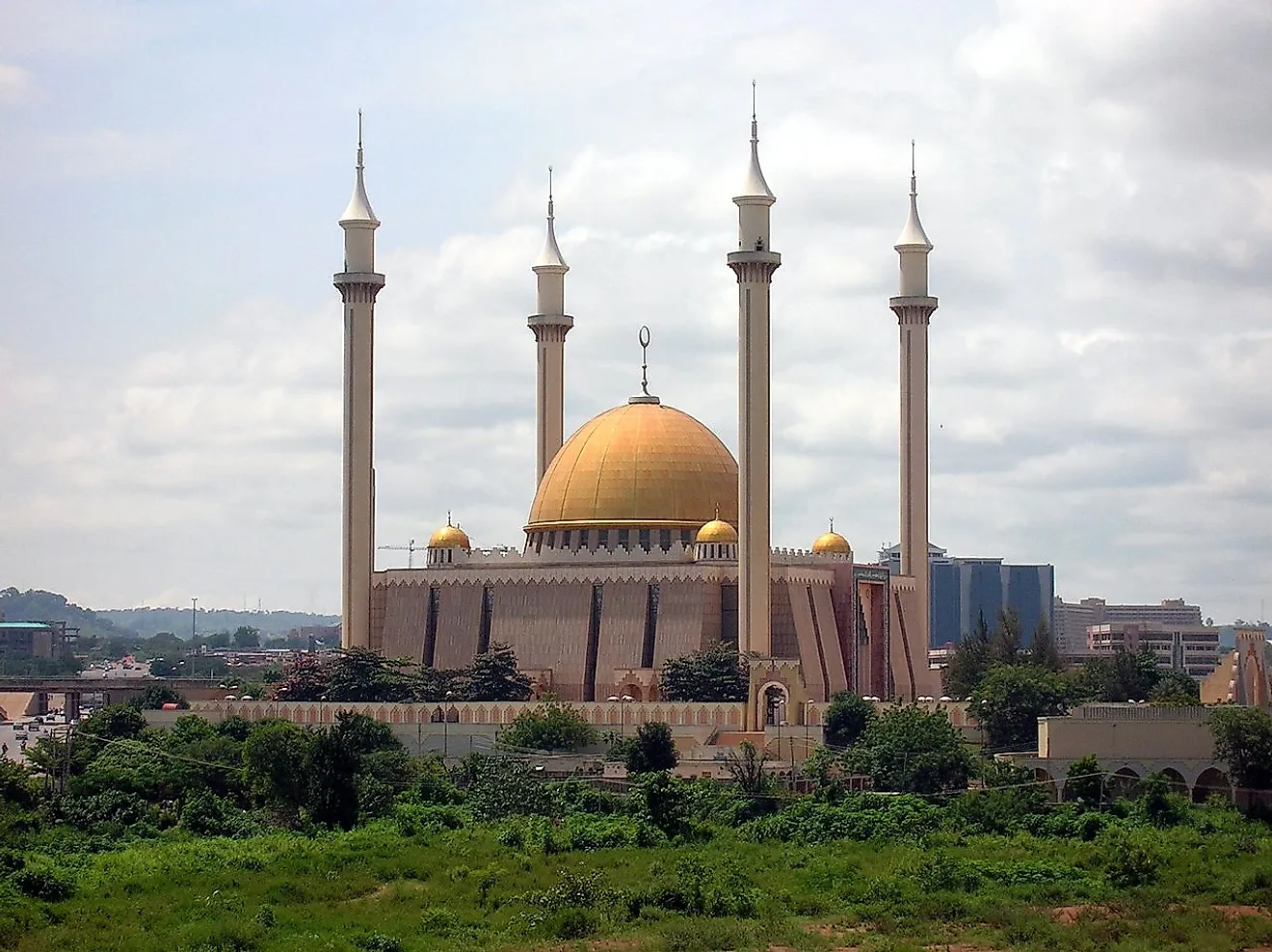 Abuja National Mosque in Nigeria. Image credit: Shiraz Chakera/Wikimedia.org