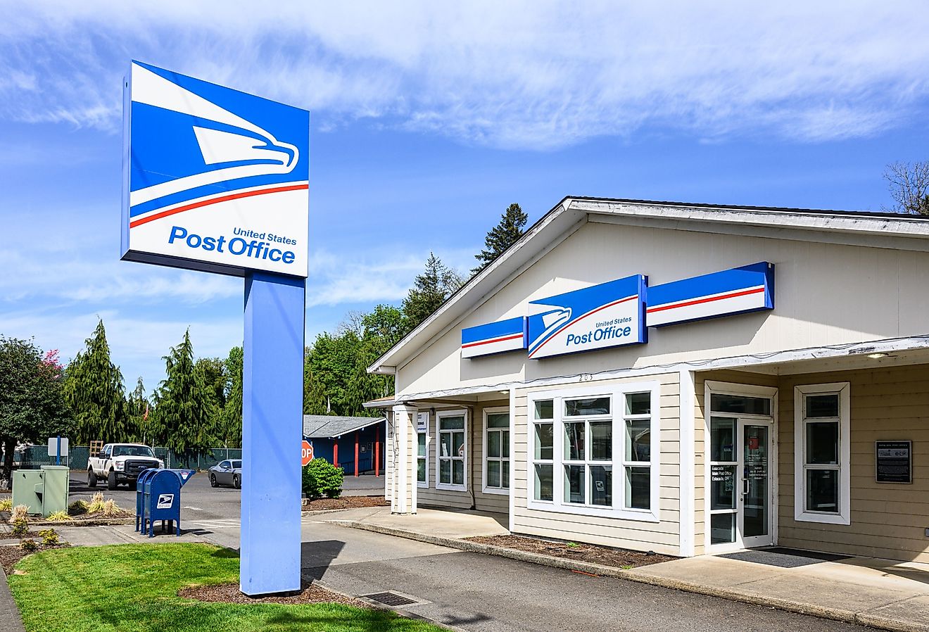 Main post office sign and building at Estacada, Oregon location. Image credit: Ian Dewar Photography via Shutterstock.